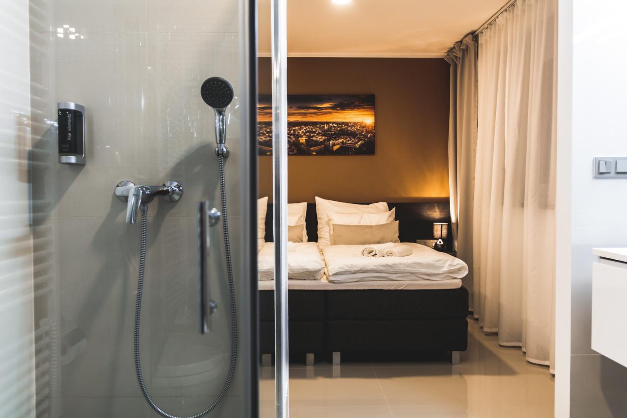 Silesia Residence Ostrava Extérieur photo A shower in a hotel room