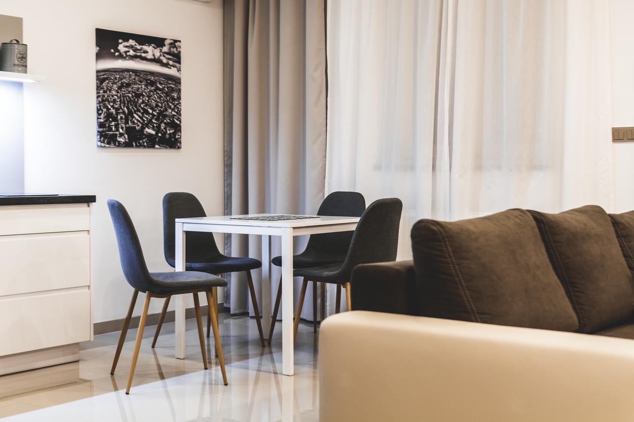 Silesia Residence Ostrava Extérieur photo A living room with a dining table
