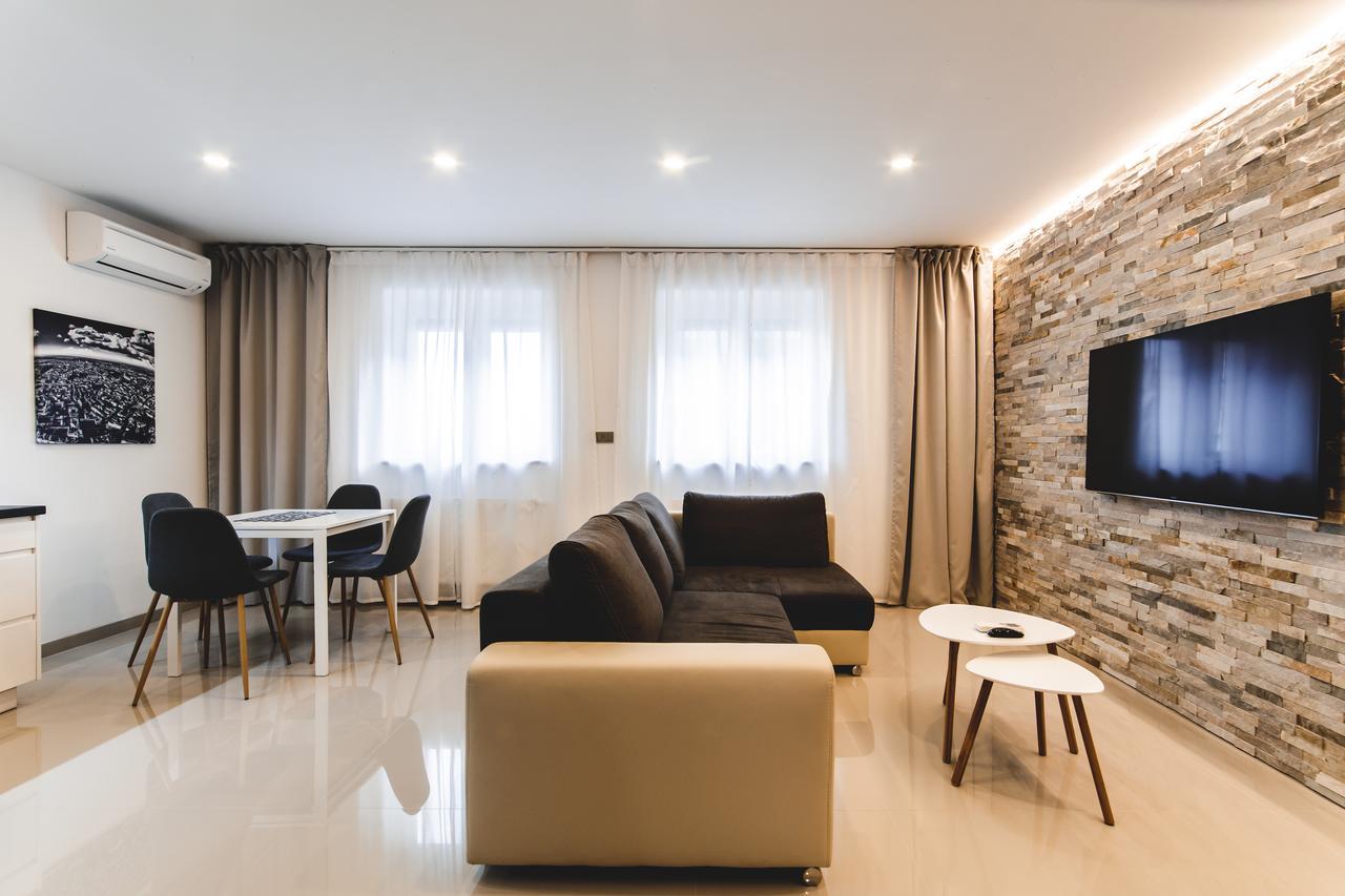 Silesia Residence Ostrava Extérieur photo A living room with a television