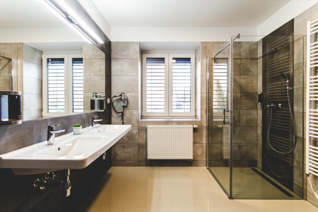 Silesia Residence Ostrava Extérieur photo Bathroom with shower