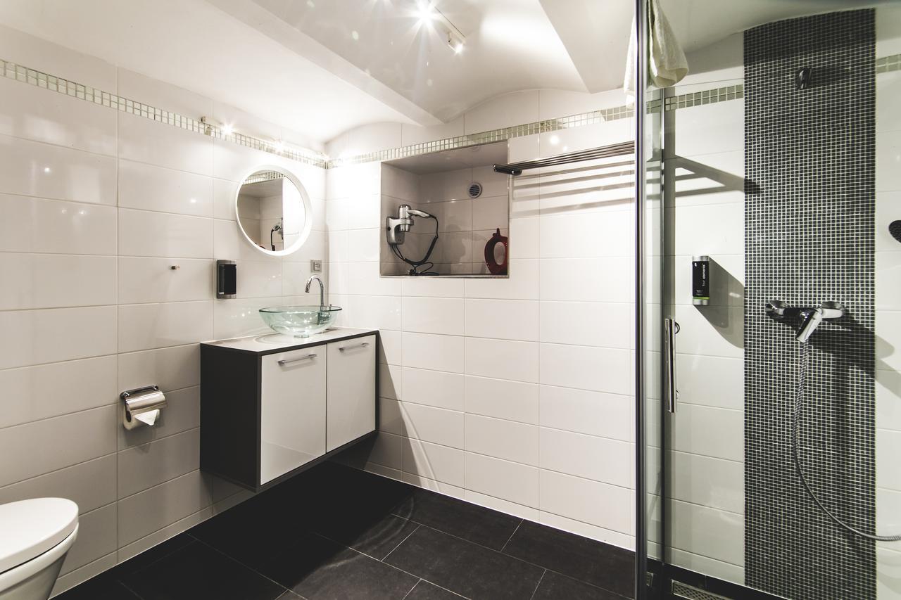 Silesia Residence Ostrava Extérieur photo Bathroom with shower